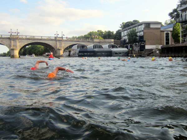 Brockwell Lido Swimmers do a Thames mile.